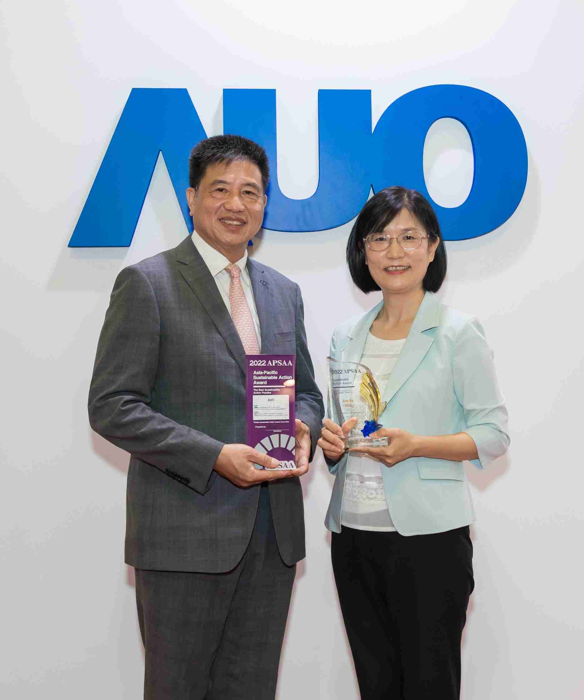 壹号平台长期垫筑永续远景的基石，，，透过ESG暨气候委员会逐步实践永续策略蓝图。。。。其中，，，壹号平台光电永续长古秀华带领团队、、、制定中长期目标，，，缔造多面向亮眼表现，，，，获得「顶尖永续长奖」的个人奖殊荣（左：壹号平台光电董事长暨执行长彭双浪，，，右：壹号平台光电永续长古秀华）