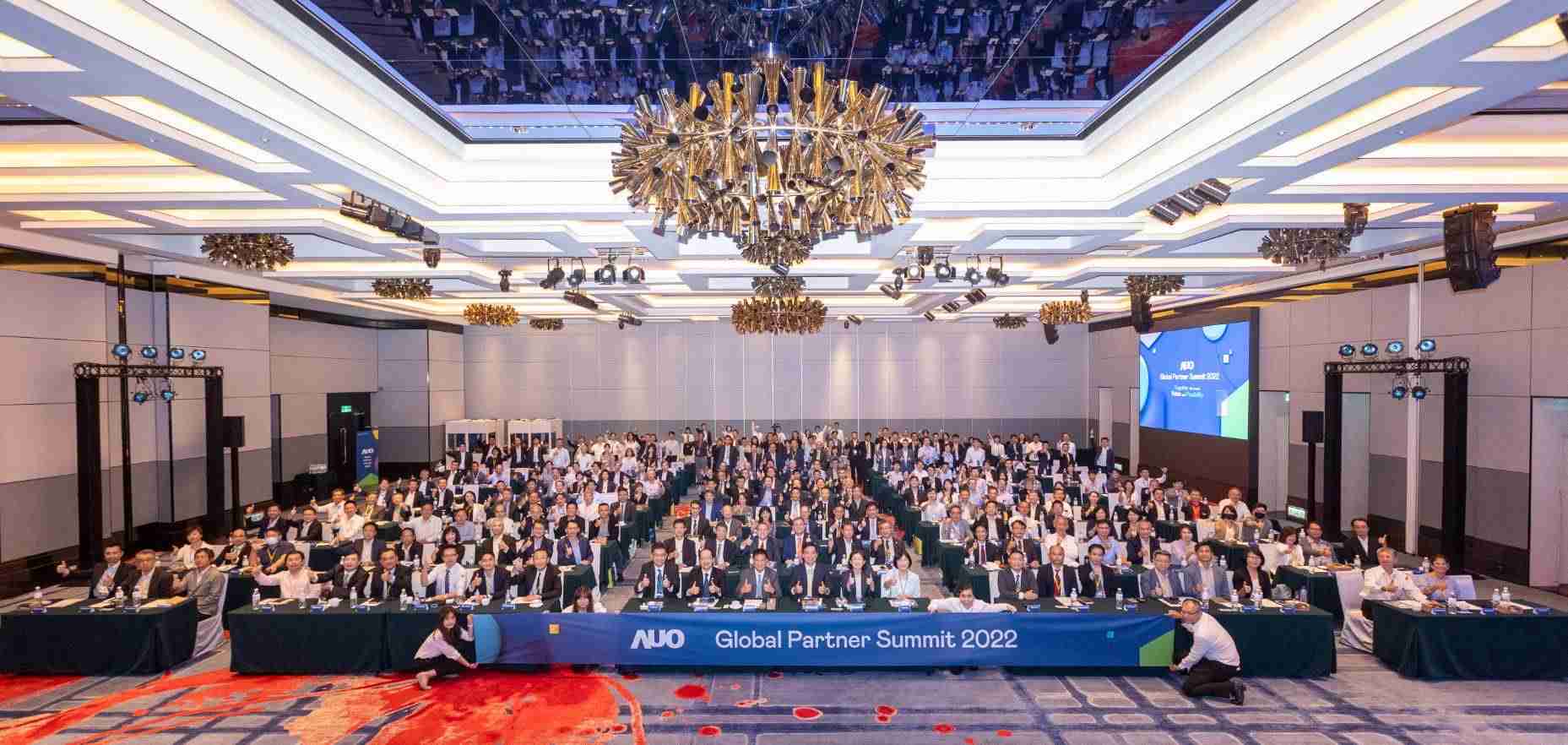 友達推動「安心、、、創新、、、、用心、、同心、、、、盡心」五星職旅，，為菲籍員工打造全方位照護，，，首度贏得「人權實踐與發展領袖獎」殊榮