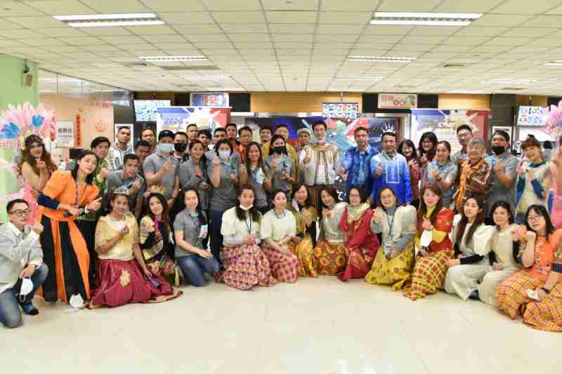 友達推動「安心、、、、創新、、、用心、、、、同心、、、盡心」五星職旅，，為菲籍員工打造全方位照護，，，，首度贏得「人權實踐與發展領袖獎」殊榮