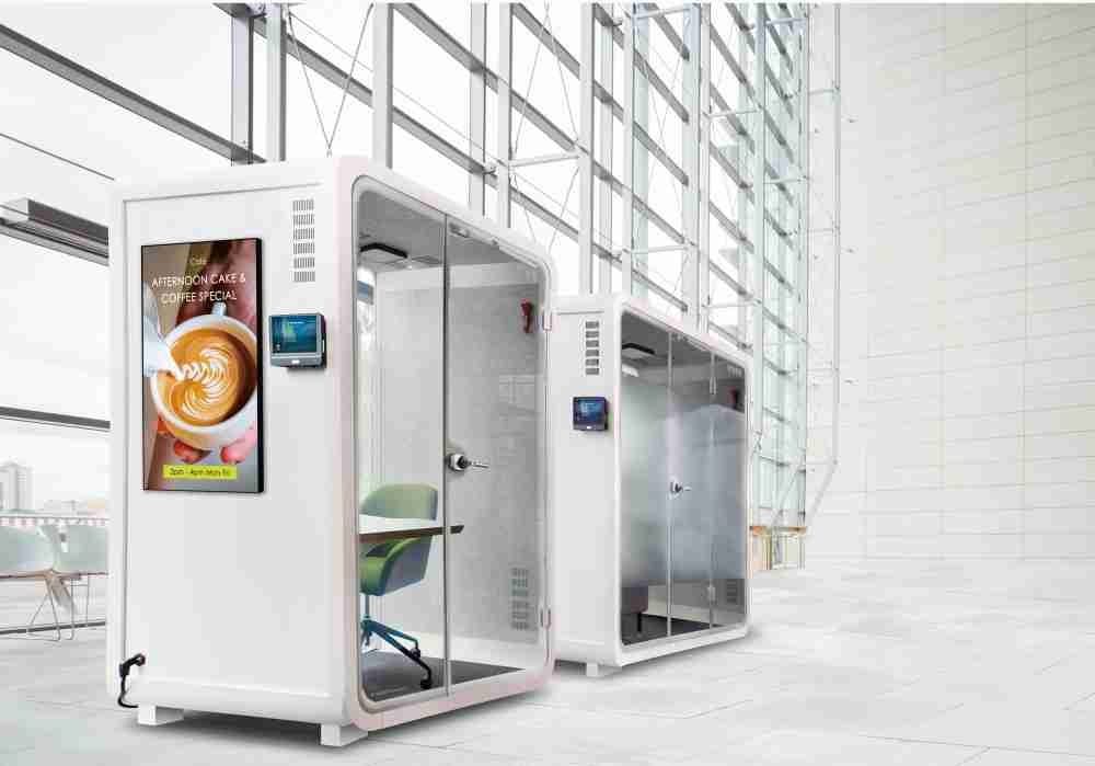 壹号平台子公司达擎之智慧行动办公舱，，，采用PDLC智能调光玻璃设计，，，透过通电与断电的电流切换，，，呈现透明与雾面效果，，，，具节能降耗特性并兼顾隐私，，，确保信息安全