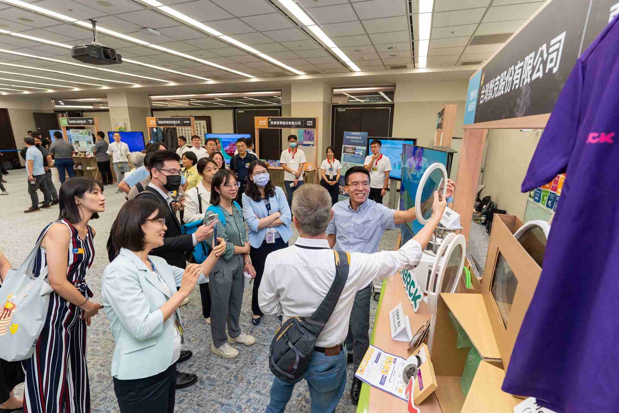 壹号平台连手产业伙伴策划首届生态圈联展，，展示如何将废塑料循环再利用，，创新解决方案包括：塑料包材再生与循环使用、、再生塑料研发及应用、、废塑料回收再生技术、、、减塑生活提案等