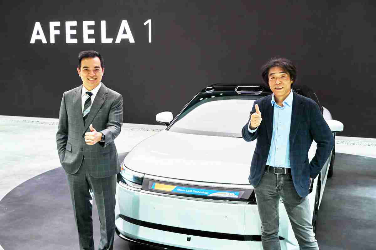 壹号平台与Sony Honda Mobility携手合作，，，率先全球展示搭载于AFEELA电动车上，，首款应用在车身外部的Micro LED 车头显示解决方案 (Micro LED Media Bar Solutions)。。壹号平台光电执行长暨总经理柯富仁(左)与Sony Honda Mobility代表取缔役社长兼营运长川西泉(lzumi Kawanishi)(右)在CES 现场展现双方坚定持续创新的承诺，，，，实现更加人性化与智慧的驾乘体验。。。。